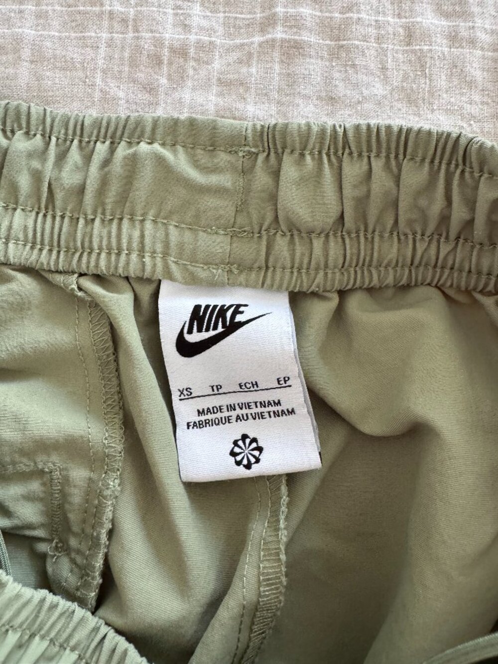 Nike Everythings Woven Mid Rise Open Hem Pant in Olive - Picture 8 of 14